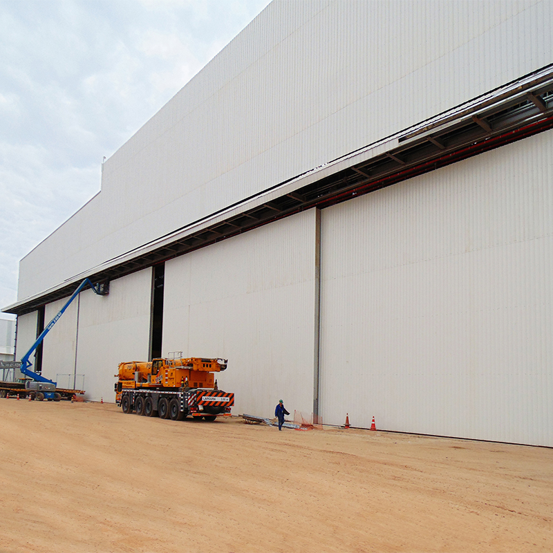 Sliding hangar door used in shipyard applications